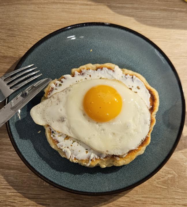 Pfannenbrot mit Spiegelei 