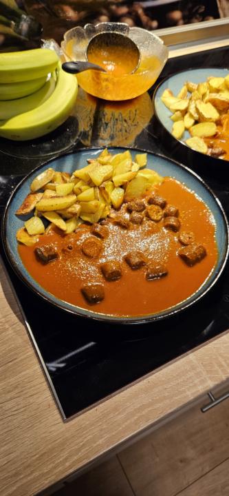 Currywurst Pommes (wedges) 