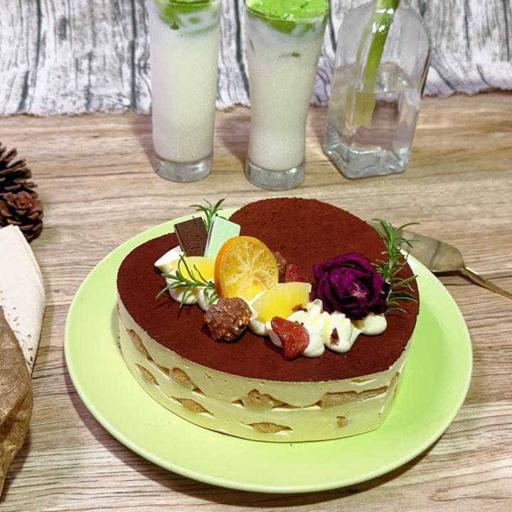 大家好，我是阿 mei  ，喜歡做烘焙，可以一整天都待在廚房，覺得成品出爐可以療癒我的心，滿滿成就感！有上過烘焙老師的課，然後接單，因為老師會告訴妳可以賣多少錢，所以幾乎只賣上過課程的產品，因為不會算成本，所以想學習如何計算成本、如何行銷（實體店和網路），想開一間小小的個人工作室