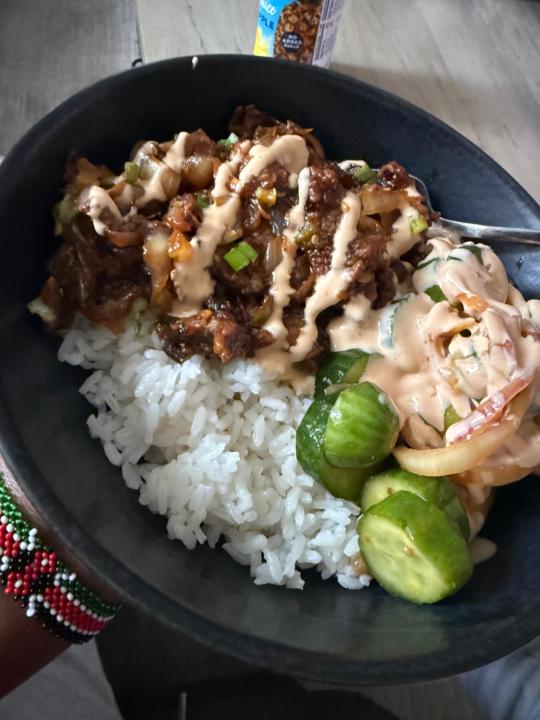 Beef bulgogi rice and cucumber kimchi 
