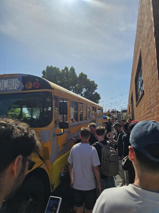 💖🚌🪿 people are flocking to sign the bus in front of Skool HQ!!!
