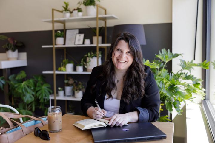 Hi! I'm Ellyn and I want you to build a BURNOUT-PROOF Business!