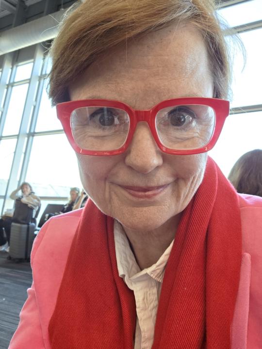 Hello, Helping women 50+ build their 'Me-First' 3rd Act, including a digital business.