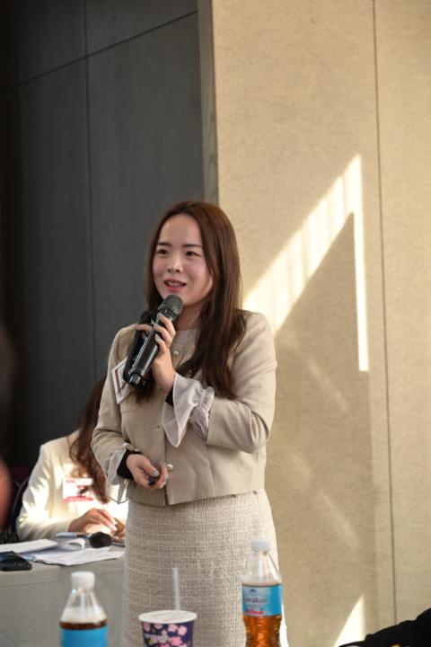 萬 翎甄