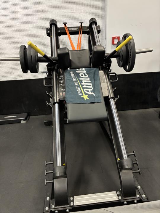 Ali je ta postavitev plejtov na hack squatu optimalna?😭