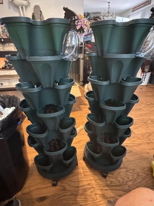 Stackable swivel planters