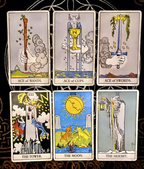 Ever noticed all the little Hebrew letter Yod's in the Tarot? What they are and why they matter.