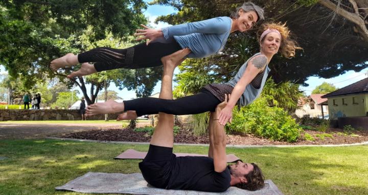 AMYS ACROYOGA LIBRARY