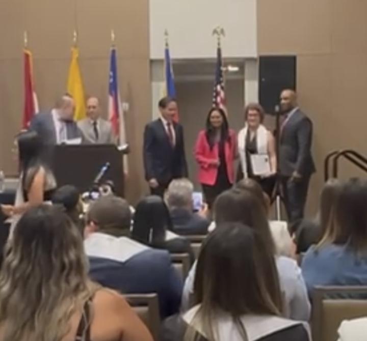 Gracias Immigration Institute, gracias Dorita y su equipo por el su esfuerzo constante en la búsqueda de alternativa para el crecimiento de sus alumnos, eternamente agradecida 