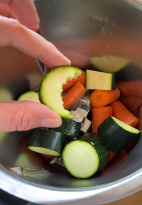 Die Zucchini war schon bereit, zerkleinert zu werden...