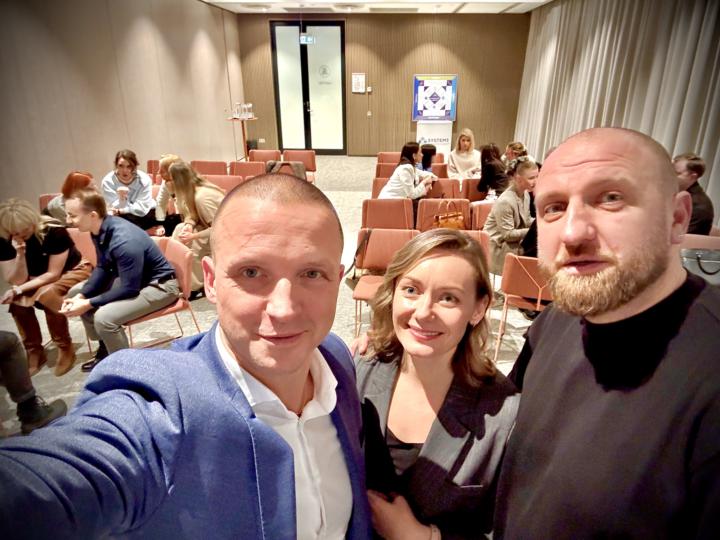 Prieš Pat Kalėdas. Kaip Bendruomenė.