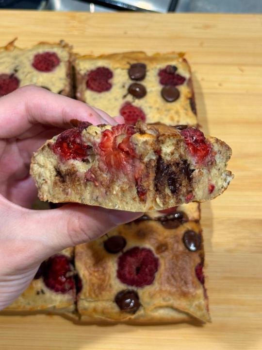 🍫 Tasty Tuesday: Raspberry Chocolate Chip Oat Bars 
