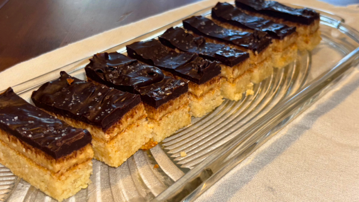 Peanut caramel bars