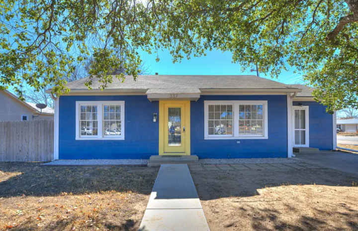 Fredericksburg TX Deal - 5 Bed w/ Volleyball Court - $845K