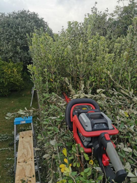 🌱 Battery-Powered Equipment: The Pros and Cons ⚡