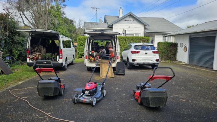🚧 How many lawns are you mowing per week right now?