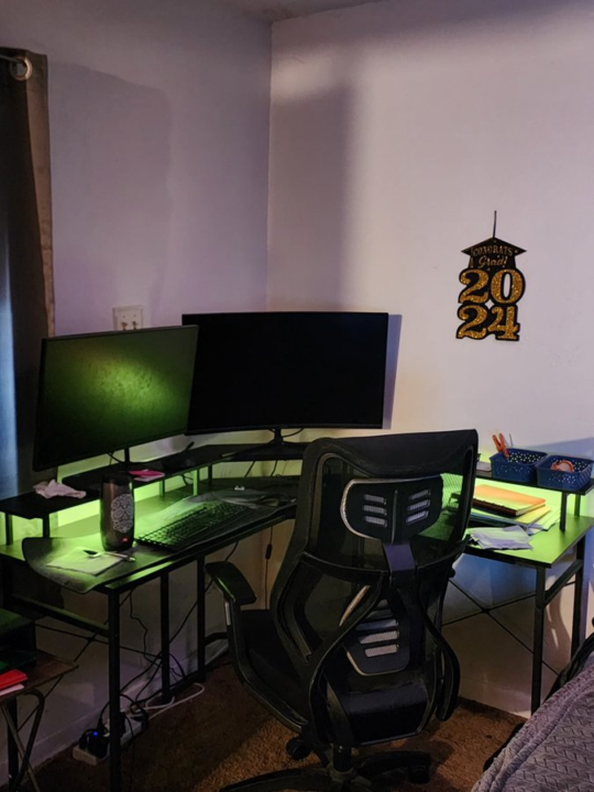 Welcome! Introduce yourself + share a pic of your workspace 🎉