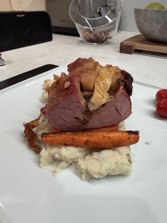 🐖🍎 Pork tenderloin stuffed with apples, caramelized onions & Allegros cheese