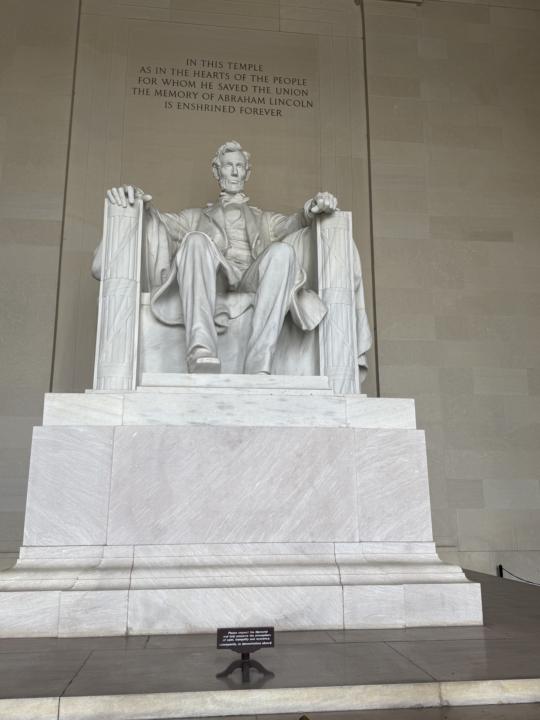 Lincoln memorial is huge 
