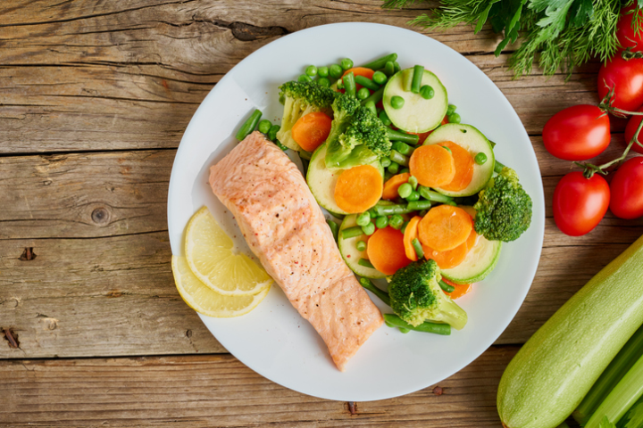 🌿 Una mujer empezó a cuidar más su alimentación.