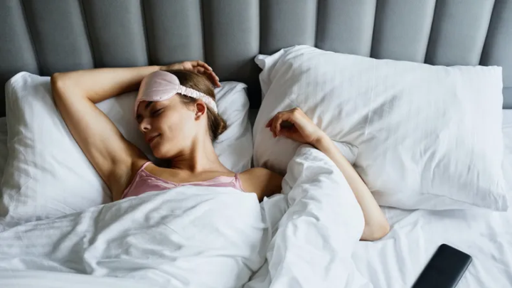 📵 Un hombre dejó de dormir con el celular cerca.