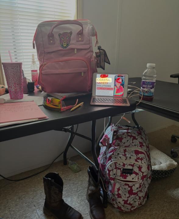  Hi everyone here’s my work space let me see yours 🎉