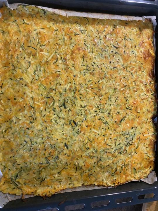 Rollo de calabacín, zanahoria , patata y queso .