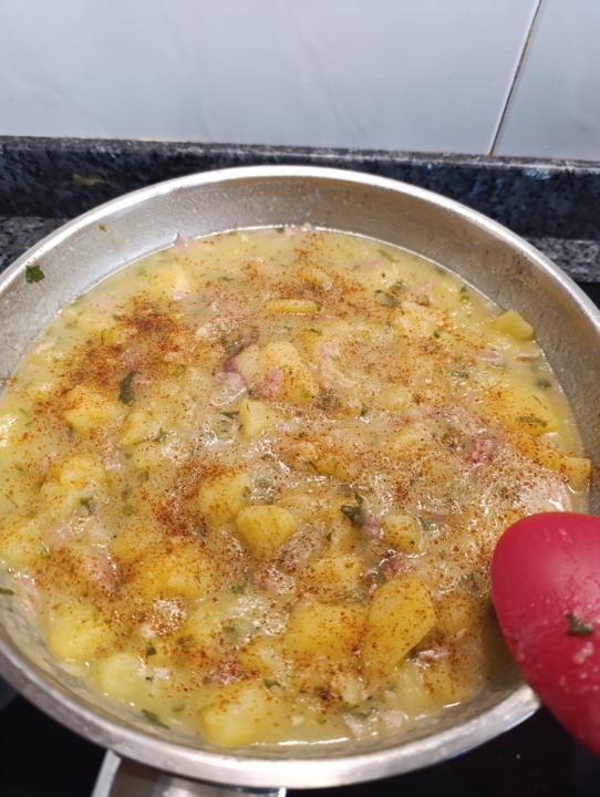 Patatas en salsa verde y taquitos de merluza albardado con harina de garbanzos ,huevo y aceite y terminados en el horno