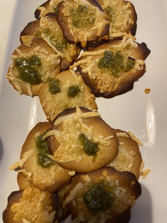 Galletas de harina de garbanzos.No tenia tomate y les puse queso y un poco de Pedro por encima .Deliciosas 😋😃