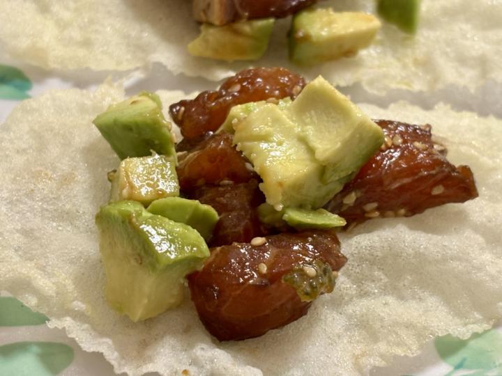 Tartar de salmón en tartaleta de arroz