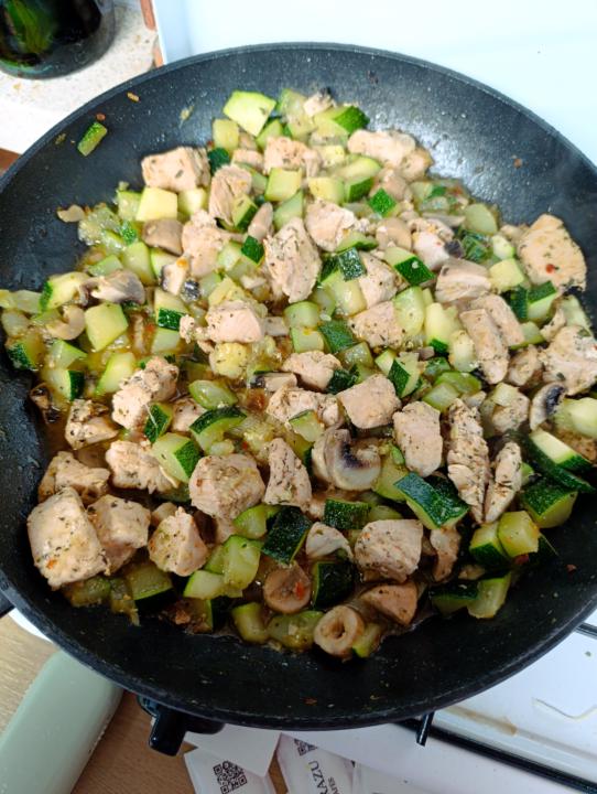 Solomillo de pavo en trozos con calabacín y champiñones, de acompañamiento couscous Mediterráneo.