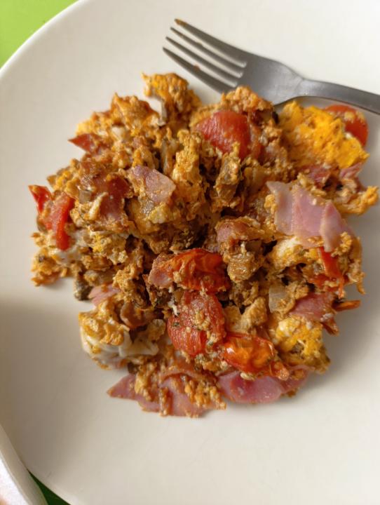 Cena de restos , champis , lacón , tomates cherry y huevos 