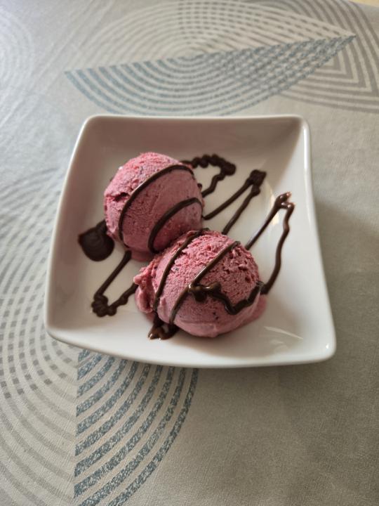 Helado de fresas, frutos rojos y plátano