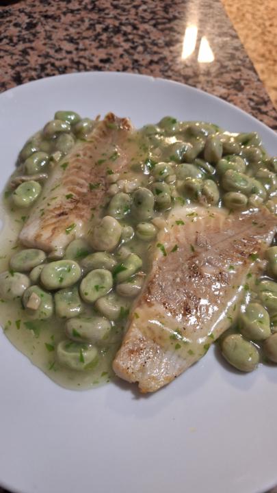 Dorada con habas baby y salsa verde