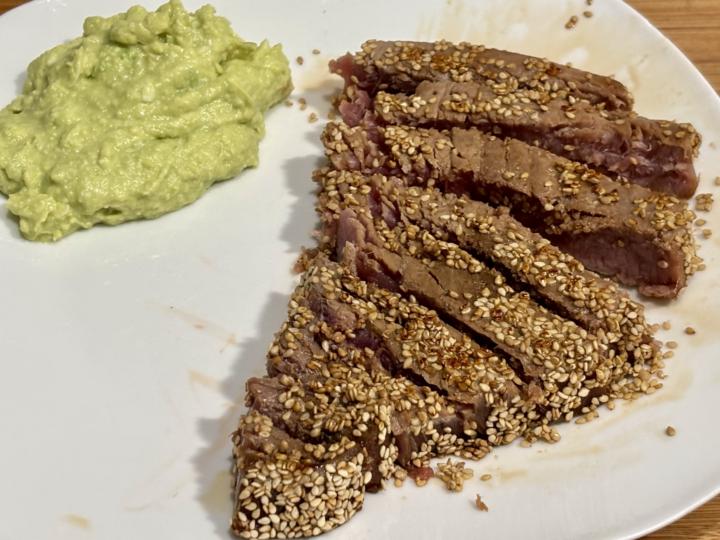 Tataki de atún con salsa de aguacate