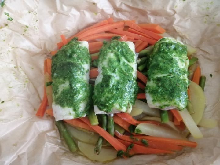 Merluza en papillote con verduras 