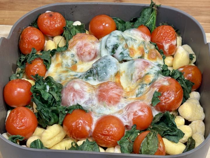 Ñoquis con tomates cherry, espinacas y provolone