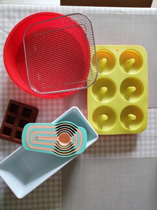 Moldes, cucharas medidoras y sartén de airfryer