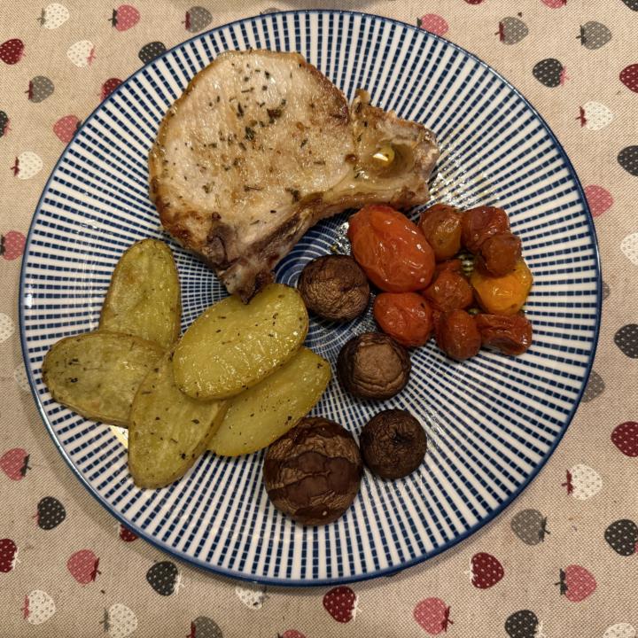 Chuleta de cerdo bien acompañada 🐖 🥔 🍅 