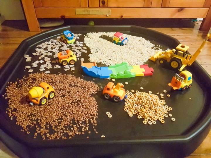 🚜🌾 Why we love a mixed-texture tuff tray 🌾🚜