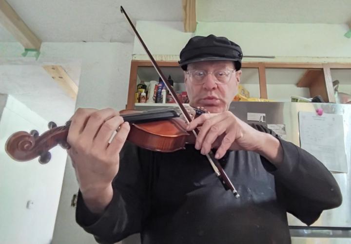 Quebecouis fiddler bow hold.