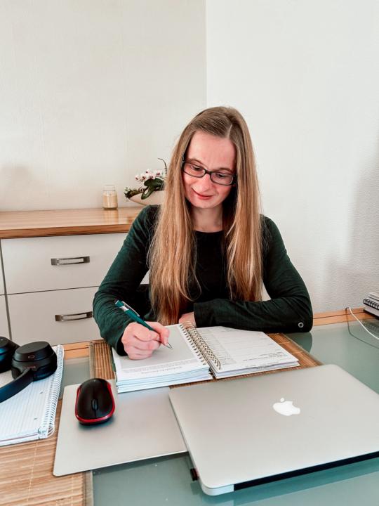 Dein Podcast scheitert nicht an dir. Sondern an dem Chaos drumherum.