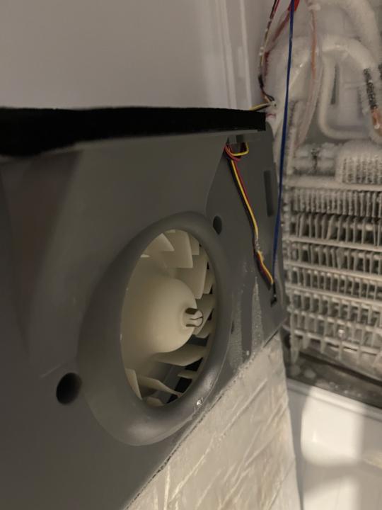 Was ich hier mache? Meinen Kühlschrank reparieren natürlich!