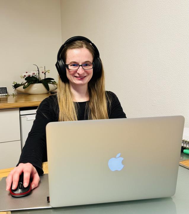 Mein Arbeitstag beginnt mit Stimmen. Und endet damit, dass Coaches gehört werden.