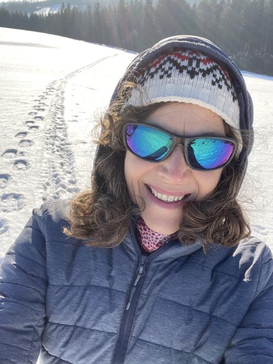 Mehr frische Luft, weniger Bildschirm.  Kleine Wanderung, Sonne im Gesicht. Der Gedanke dahinter liegt auf LinkedIn.