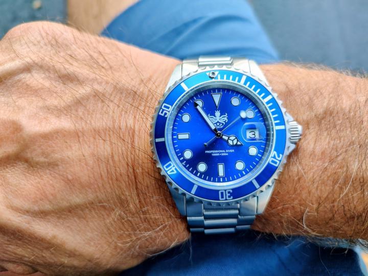 A beautiful watch - The blue is stunning 
