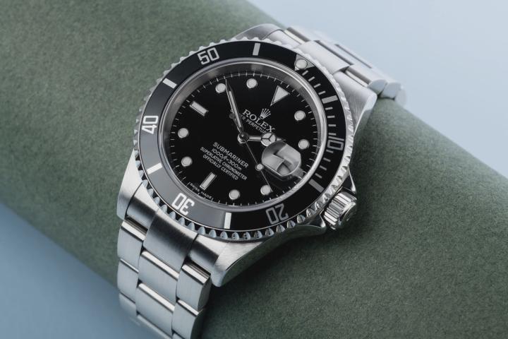 Watch Battle: Rolex Submariner vs Omega Speedmaster