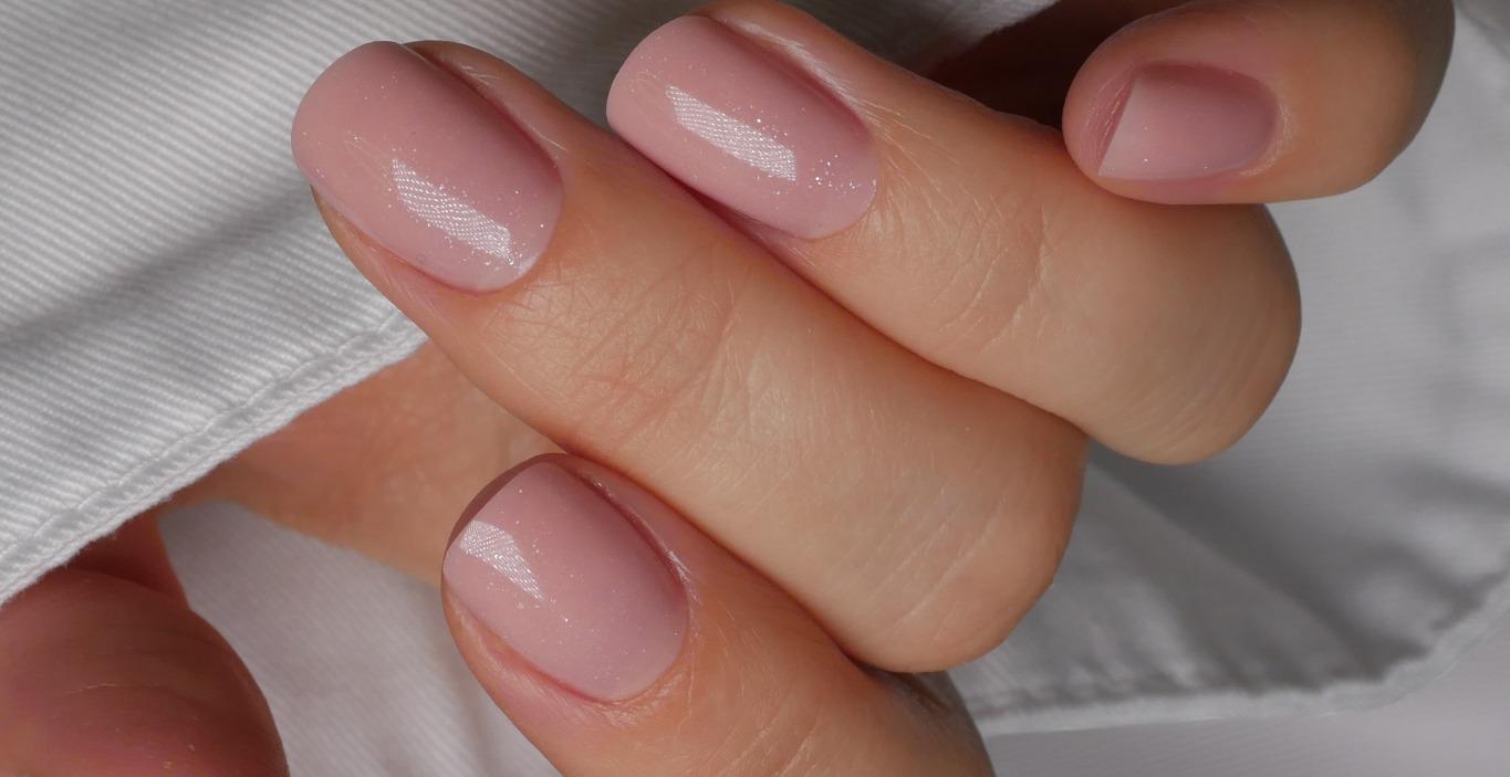 Protectie pe unghia naturala