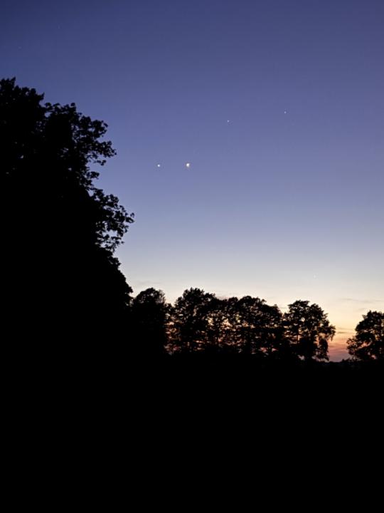 Venus ✨ Jupiter conjunction at 3:59pm EST today!!