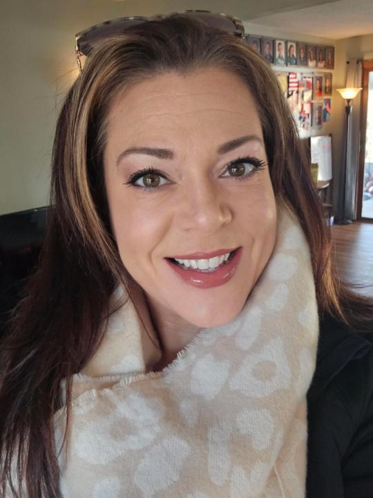 Lindsey Adams